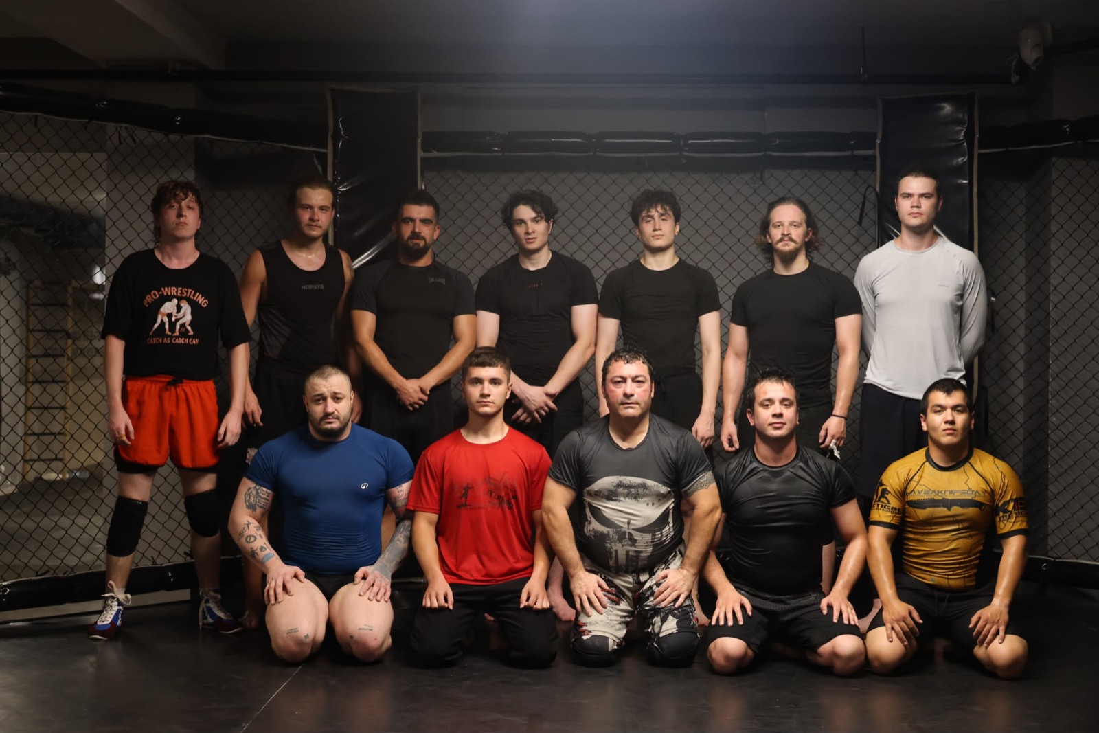 Eskişehir BJJ grubu kafes önünde grappling antrenmanı sonrası