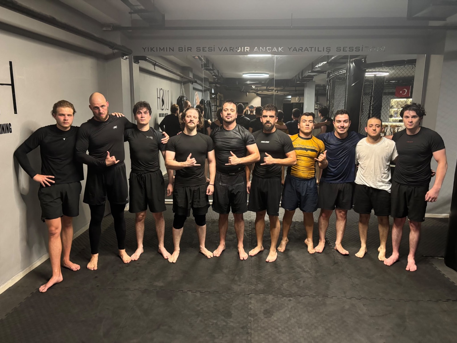 Eskişehir Carnivore Jiu Jitsu takımı antrenman sonrası salon koridorunda